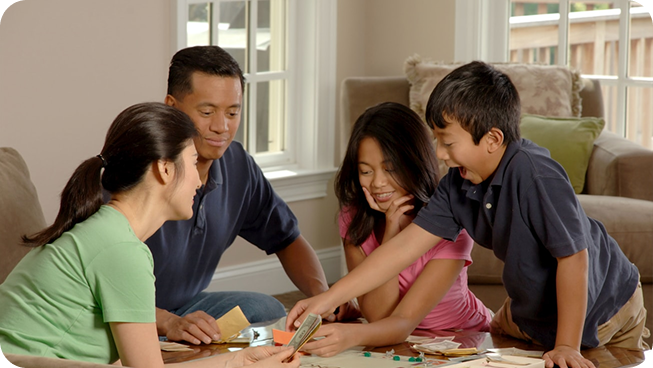 Thesis research - Family playing board game